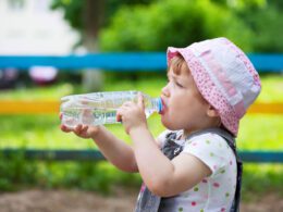 dar agua a los bebés