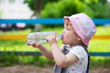 dar agua a los bebés