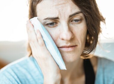 Mujer padece de dolor de muelas