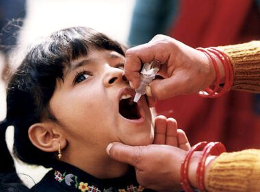 Niña tomando la vacuna oral contra la polio