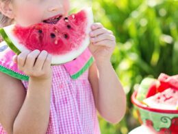 niña pequeña comiendo sandia